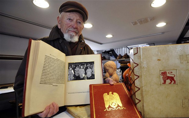 Hitler’s private albums sold for 10.000